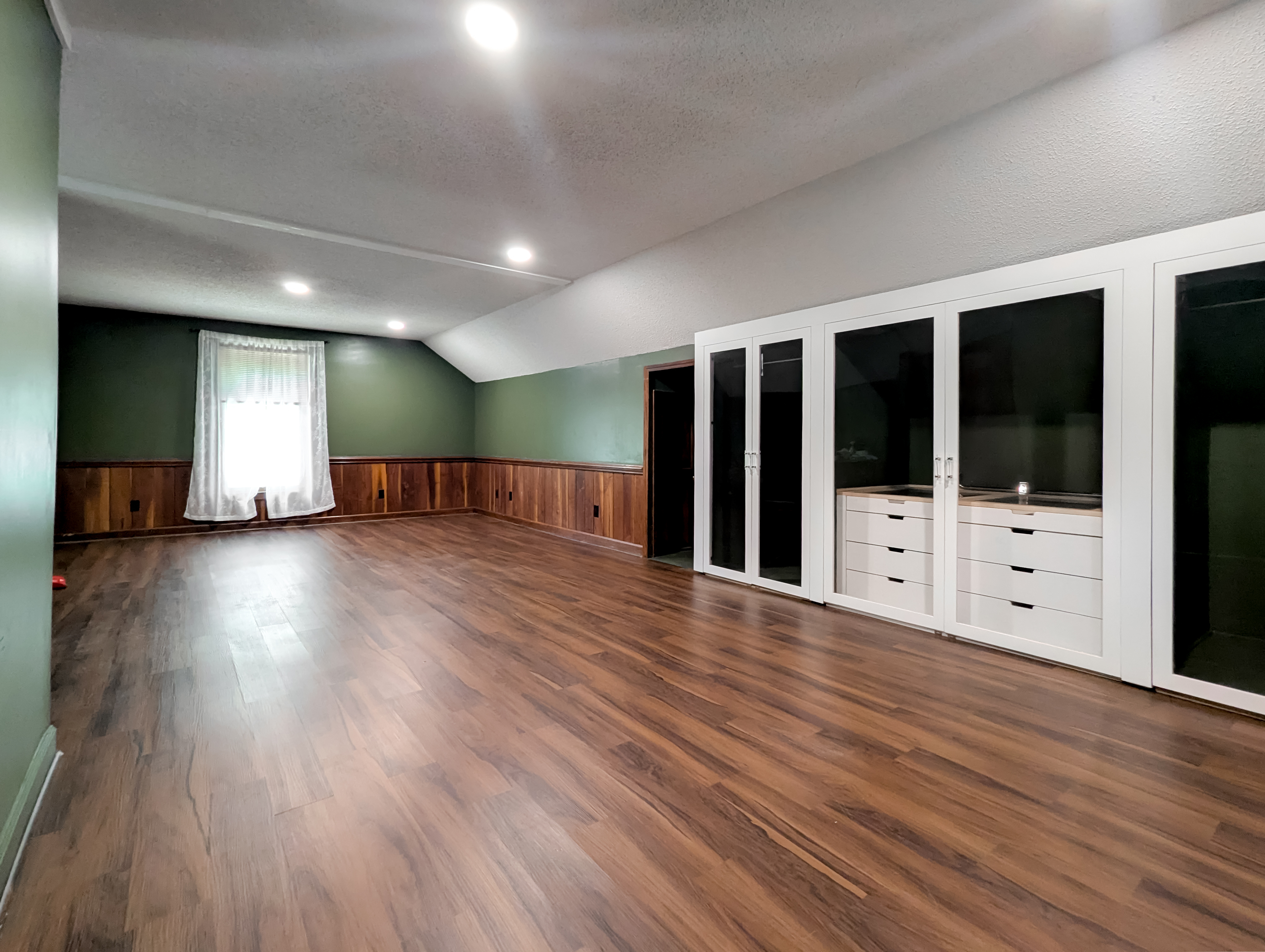 Upper-level suite, wide view